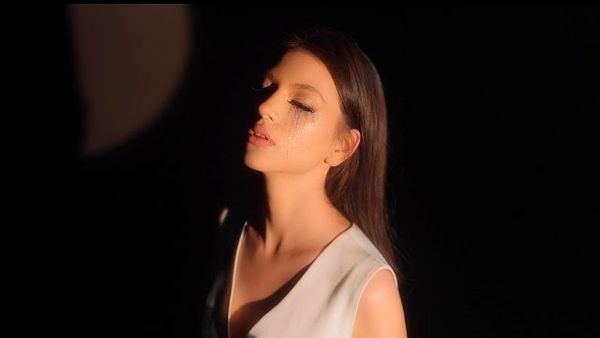 "Este despre cei care se îndrăgostesc și care vor să fie iubiți, despre acel sentiment puternic și unic după care tânjesc toți". Cleopatra Stratan a lansat piesa "M-ai îndrăgostit"