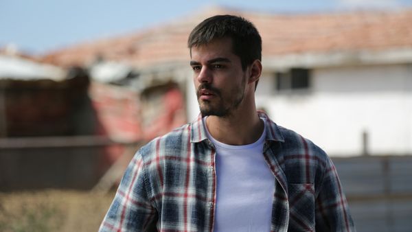 A slăbit în timp record 15 kilograme pentru rolul său. Cine este actorul care impresionează în serialul “Poveste din Anatolia”, ce are premiera luni, de la 20:00, la Kanal D