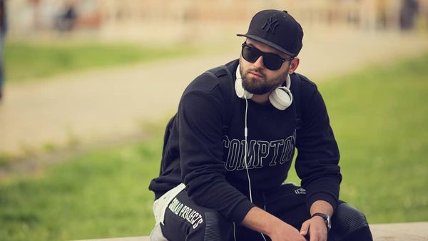 "Am plecat în căutarea lui Dumnezeu, să-l percep cu adevărat. Dorința mea acum este de a face numai bine în viața asta". Alex Mica s-a retras o perioadă din muzică pentru a se regăsi sufletește