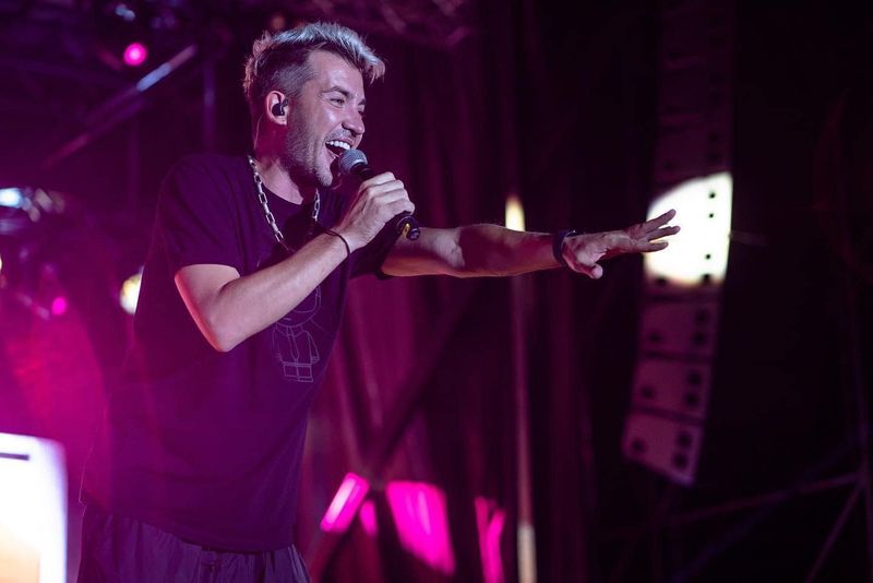 Bat clopote de nuntă pentru Arsenie Todiraș și iubita lui, Agnes Matoko