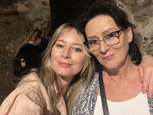 Amintirea care a emoționat-o pe Laura Cosoi! Ce a descoperit vedeta &icirc;n casa mamei sale, ascuns &icirc;ntr-o carte?