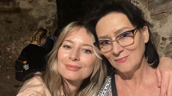 Amintirea care a emoționat-o pe Laura Cosoi! Ce a descoperit vedeta în casa mamei sale, ascuns într-o carte?