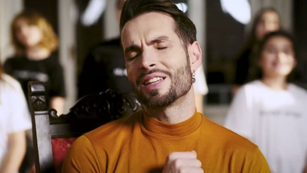 "Copiii au puterea de a aduce sensibilitate, emoție pură și inocență în orice sunt implicați". Randi a lansat varianta live a piesei "Singur acum"