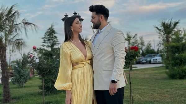 "Suntem foarte bine. Ne vedem &icirc;mpreună și pe viitor". Alex Leonte radiază de fericire! Fostul iubit al lui Theo Rose se pregătește să facă pasul cel mare alături de aleasa inimii sale, Manuela Lupașcu