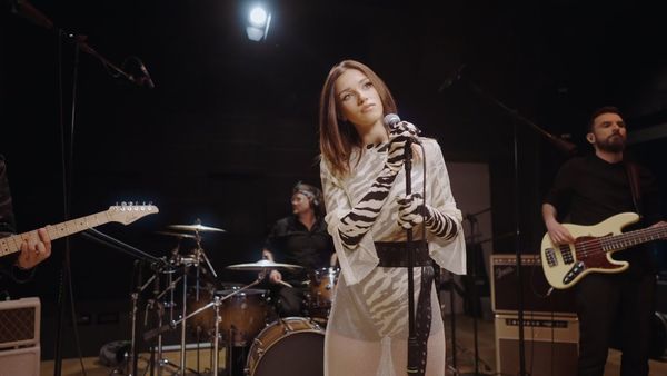 Ioana Ignat a lansat piesa "&Icirc;n derivă"