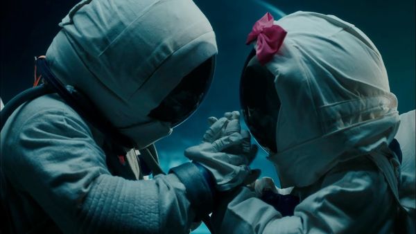 "Vorbește despre lupta pentru dragoste, indiferent de obstacolele întâlnite în drumul către celălalt". Manuel Riva și Eneli au lansat piesa "Strangers to Lovers"