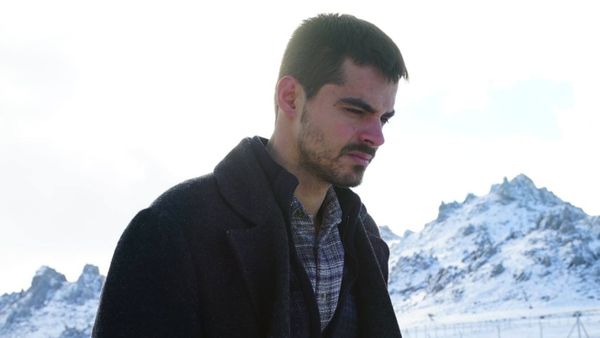 Berk Atan, actorul din serialul “Poveste din Anatolia”, greutăți la început de drum: “Erau zile când întindeam un cearșaf pe jos și dormeam pe el”