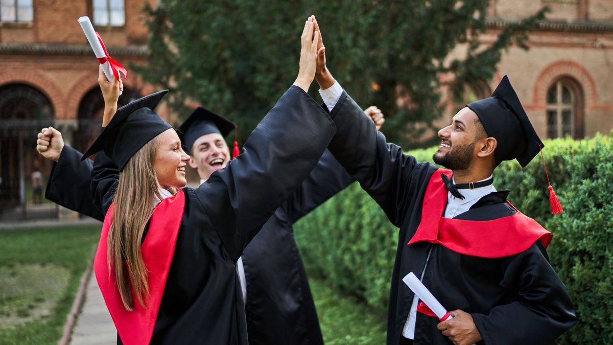 Când încep examenele pentru elevii de clasa a XII-a? 