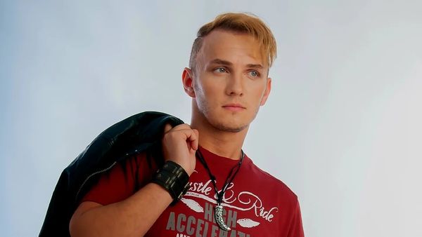 “Sunt foarte supărat.Sunt o adunătură de oameni, nu ştiu să facă nimic, nu sunt pricepuţi la nimic, nu ştiu să aducă valoare, să facă performanţă, să pună în valoare” Mihai Trăistariu, enervat la culme după ce a aflat că România nu participă la Eurovision