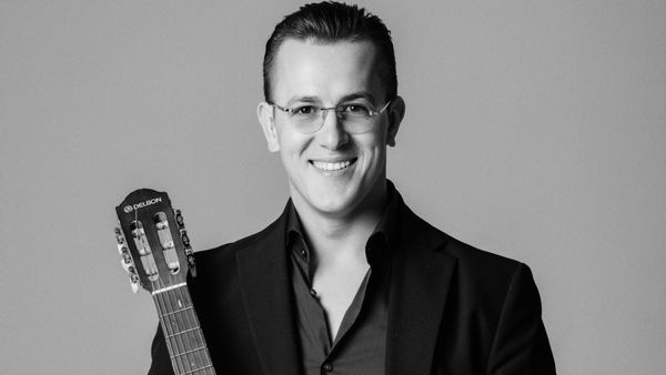 "Sunt gata să mă umilesc și să accept toată umilința și bătaia de joc din partea oricui numai ca să pot să îmi văd copilul". Patric Hanganu își strigă durerea