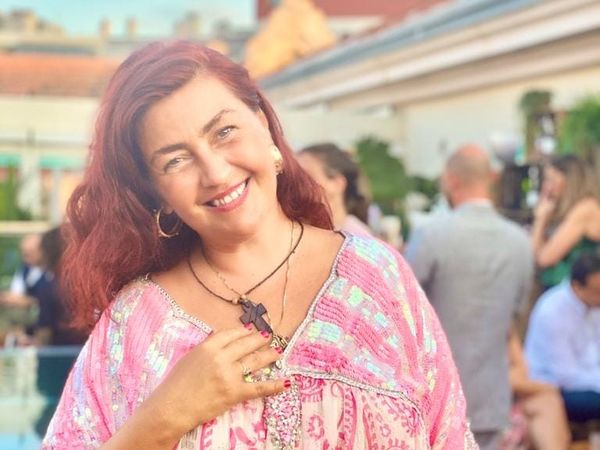 Cine &icirc;i este, de fapt, alături trup și suflet Sumaylei după moartea mamei sale, Rona Hartner: "A aranjat cu familia să răm&acirc;nă acolo at&acirc;t timp c&acirc;t este necesar pentru Sumayla și să o ajute pentru a se re&icirc;ntoarce la școală, a-și face pasiunea pe care o vrea