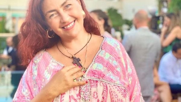 Cine îi este, de fapt, alături trup și suflet Sumaylei după moartea mamei sale, Rona Hartner: "A aranjat cu familia să rămână acolo atât timp cât este necesar pentru Sumayla și să o ajute pentru a se reîntoarce la școală, a-și face pasiunea pe care o vrea