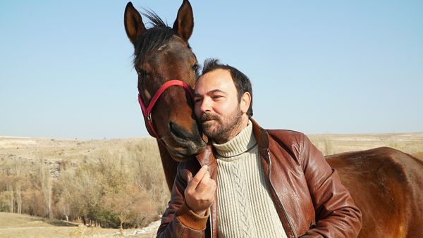 Gestul emoționant făcut de unul dintre actorii serialului “Poveste din Anatolia” – și-a donat unicul lucru de valoare pentru o cauză nobilă