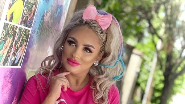 "A mea umblă peste tot fardată! E foarte cochetă".S&acirc;nziana Buruiană reacționează după ce Eva Măruță a fost criticată că folosește produse pentru față. Vedeta susține că fiica sa nu iese niciodată nefardată din casă