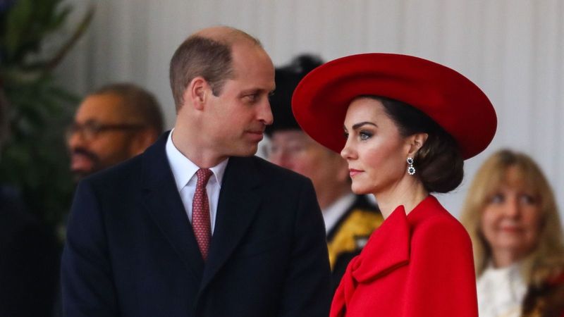 Prințul William, furios după ce s-a răsp&acirc;ndit zvonul că prințesa Kate ar suferi de aceeași boala ca și mama lui, regretata prințesa Diana