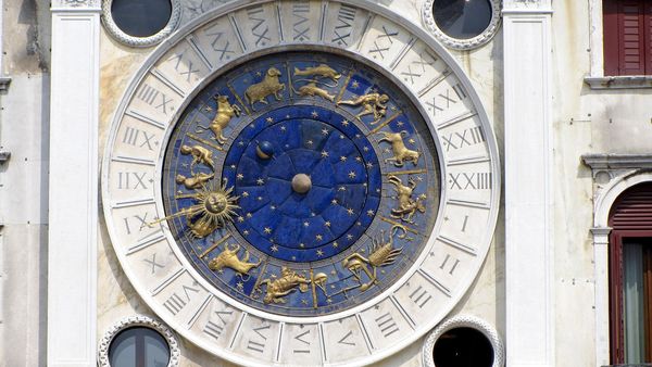 Horoscopul pentru weekendul 3-4 februarie 2024: Săgetătorii &icirc;și vor schimba radical viața. Peștii primesc o veste bună