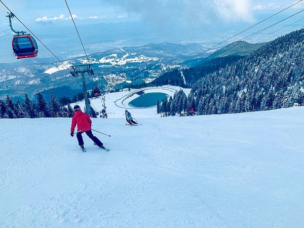 Iubitorii sporturilor de iarnă se bucură de o nouă p&acirc;rtie de schi in Poiana Brașov