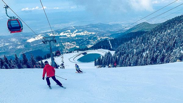 Iubitorii sporturilor de iarnă se bucură de o nouă pârtie de schi in Poiana Brașov