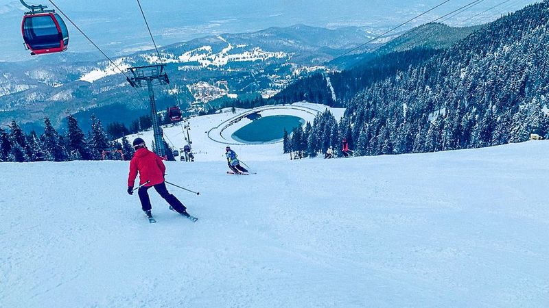 Iubitorii sporturilor de iarnă se bucură de o nouă p&acirc;rtie de schi in Poiana Brașov