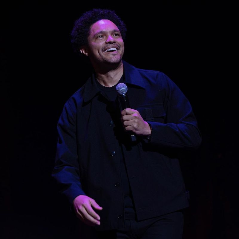 Trevor Noah va prezenta Premiile Grammy 2024