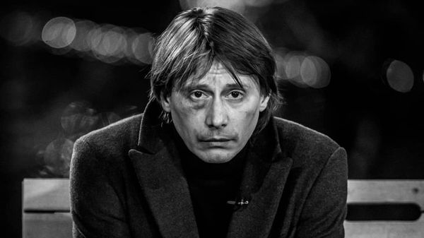 "Am fost la Spitalul Universitar unde foarte repede m-au cusut". Marius Manole a suferit un accident &icirc;n timpul unui spectacol. Numeroase mesaje au curs pe Facebook &icirc;n sprijinul actorului.  &Icirc;n ce stare se află acum