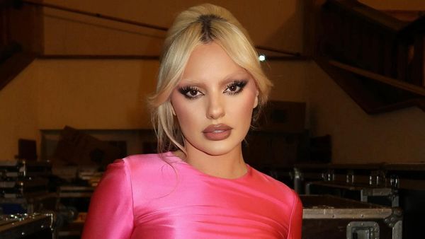 Alexandra Stan i-a șocat pe toți cu ținuta ei. În ce ipostază sexy s-a lăsat fotografiată artista
