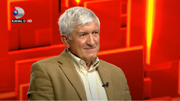 "Eram în echipa școlii și traversam un culoar, cu un prosop de gât, mă duceam la dușuri. Trecea un profesor și se uită la mine și mă bagă într-o clasă". Mircea Diaconu, actor din întâmplare