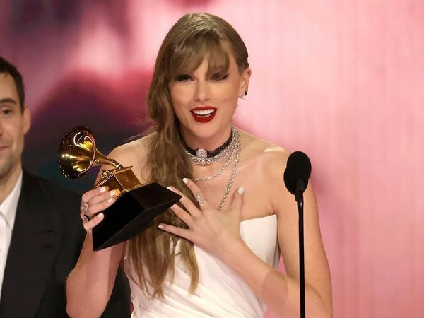Taylor Swift a făcut istorie la Gala Premiilor Grammy 2024 după ce a c&acirc;știgat premiul pentru &bdquo;Albumul anului&rdquo; pentru a patra oară