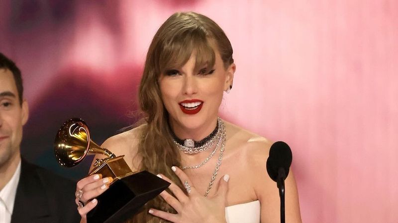 Taylor Swift a făcut istorie la Gala Premiilor Grammy 2024 după ce a c&acirc;știgat premiul pentru &bdquo;Albumul anului&rdquo; pentru a patra oară
