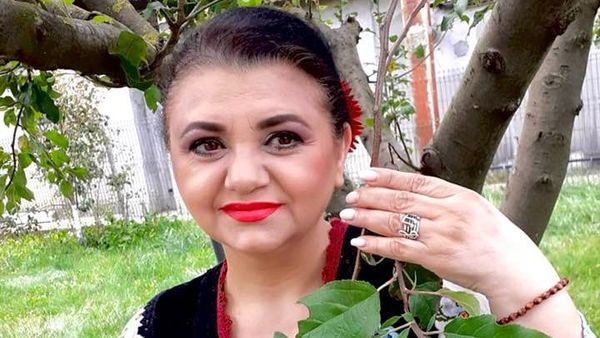 "Cu durere &icirc;n suflet vă anunț ca Victoria nu mai e". Doliu imens &icirc;n lumea muzicii populare din Oltenia! Victorița Cică, nepoata celebrului Amza Pellea, a murit la 50 de ani,  &icirc;n urma unei afecțiuni hepatice