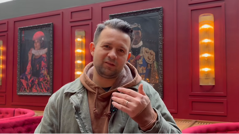 "Băi, stai așa! Mi-a băgat m&acirc;na &icirc;n buzunar, mă! &Icirc;n magazin, la Real Madrid, un rom&acirc;n mi-a băgat m&acirc;na, am simțit&rdquo;. Robert Tudor a tras spaima vieţii lui. Magicianul, la un pas să fie jefuit de un alt rom&acirc;n