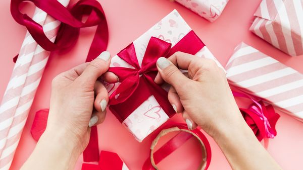 Valentine's Day 2024: Idei de cadouri simbolice pentru iubitul sau iubita ta