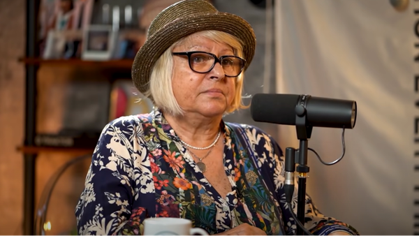 "Nu aș vrea să mă caute. O să îşi dea seama că el a greşit vizavi de mine şi că tot ce a fost în viaţa lui a fost o minciună". Motivul pentru care Mirabela Dauer nu mai ține legătura de 20 de ani cu băiatul ei