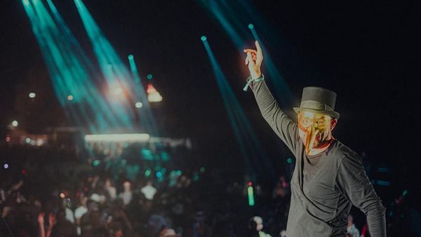 Festivalul MASSIF din 2024 anunță participarea unui personaj legendar: Cine este DJ Claptone?