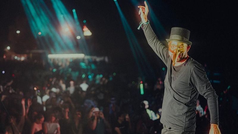 Festivalul MASSIF din 2024 anunță participarea unui personaj legendar: Cine este DJ Claptone?