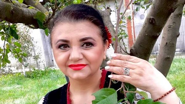 Primele imagini de la înmormântarea solistei Ansamblului „Doina Oltului”. Victorița Cică a fost condusă pe ultimul drum: "Vă vom iubi mereu!”