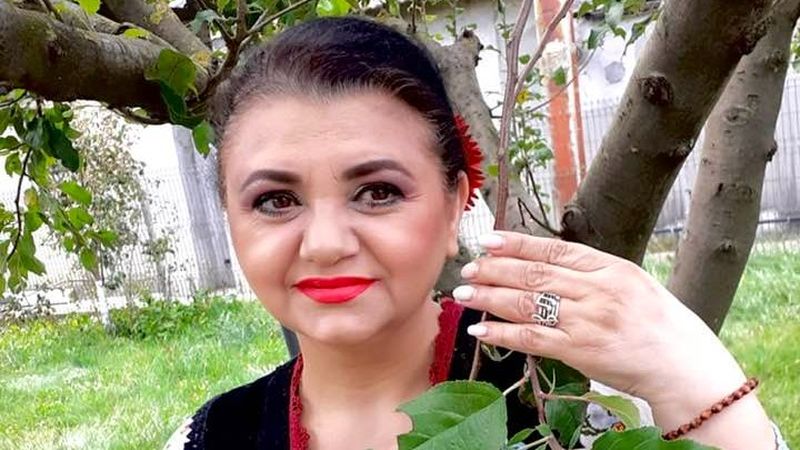 Primele imagini de la &icirc;nmorm&acirc;ntarea solistei Ansamblului &bdquo;Doina Oltului&rdquo;. Victorița Cică a fost condusă pe ultimul drum: "Vă vom iubi mereu!&rdquo;