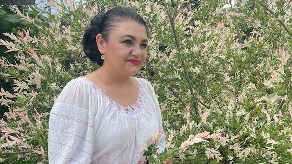 &Icirc;nmorm&acirc;ntare Victorița Cică. Detaliul sf&acirc;șietor observat &icirc;n sicriul artistei. Cei prezenți la funeralii au rămas fără cuvinte