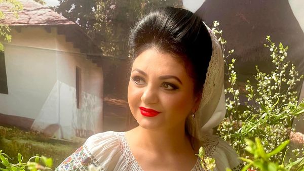 Ți se sfâșie inima de durere! Gestul făcut de elevele regretatei artiste din grupul "Mlădițele Oltului" la înmormântare. Ce au făcut pentru Victorița Cică este de-a dreptul emoționant