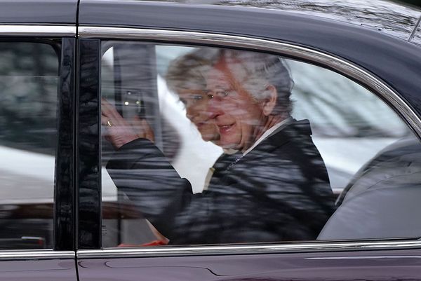 Un elicopter a aterizat la Palatul Buckingham. Prinţul Harry a fost văzut sosind la Clarence House pentru o "scurtă &icirc;nt&acirc;lnire" cu regele Charles