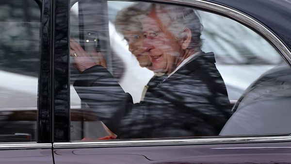 Un elicopter a aterizat la Palatul Buckingham. Prinţul Harry a fost văzut sosind la Clarence House pentru o "scurtă întâlnire" cu regele Charles