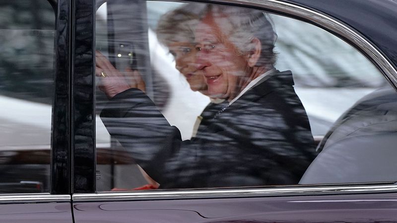 Un elicopter a aterizat la Palatul Buckingham. Prinţul Harry a fost văzut sosind la Clarence House pentru o "scurtă &icirc;nt&acirc;lnire" cu regele Charles