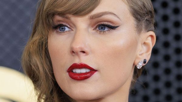 Taylor Swift ameninţă că va da în judecată un student care i-a urmărit avionul privat: "E o chestiune de viaţă sau de moarte"