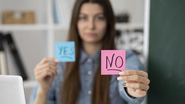 Cum se scrie corect: El crează sau creează?