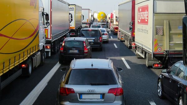 Ce pățești dacă depășești coloana de mașini la semafor? Prevederile din Codul Rutier 2024