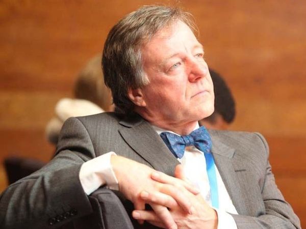 Cine este Michael Dixon, medicul care &icirc;l tratează pe regele Charles după diagnosticul de cancer. Metodele controversate ale doctorului sunt aspru criticate