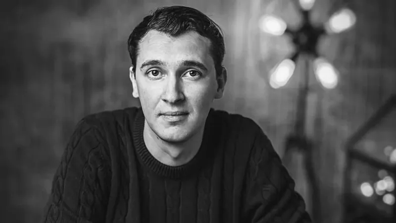 Actorul Razvan Amitroaie, &icirc;mpuşcat pe scenă &icirc;n timpul unei repetiţii, de un coleg
