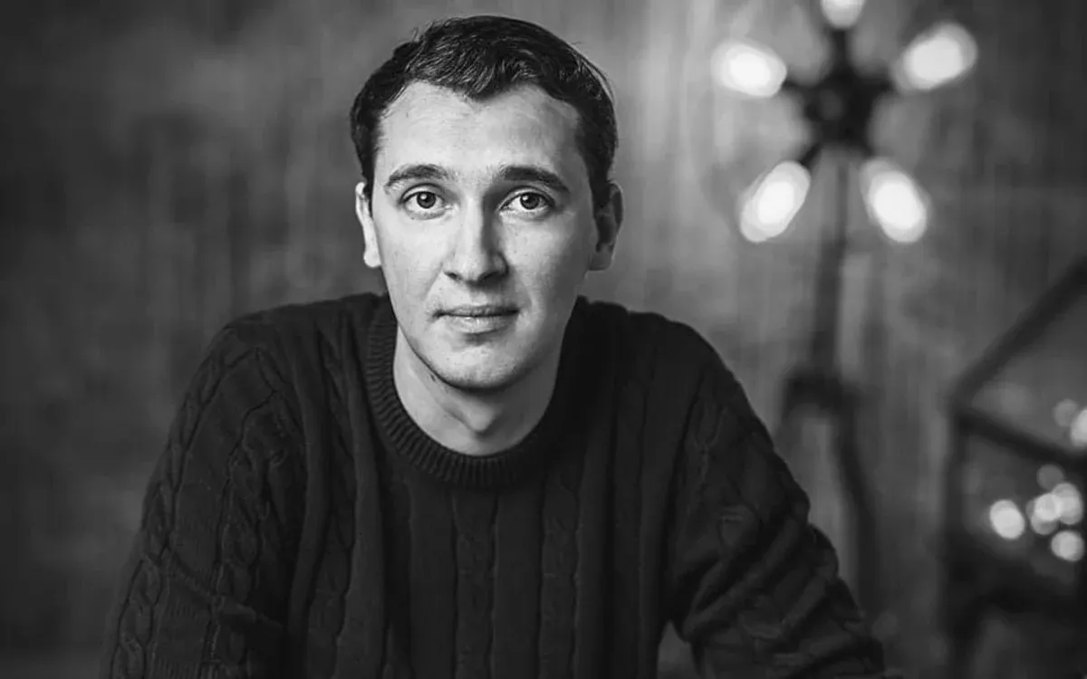 Actorul Razvan Amitroaie, împuşcat pe scenă în timpul unei repetiţii, de un coleg