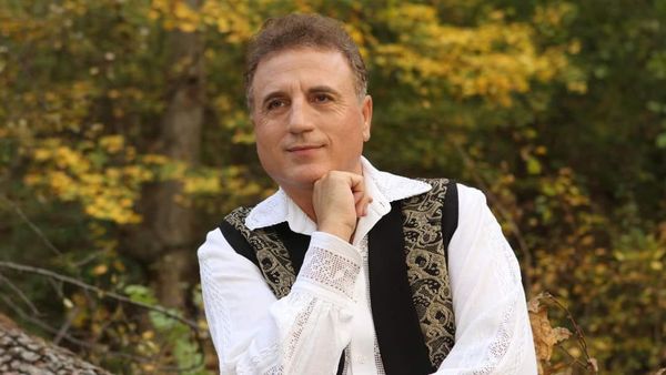 "Mimica feței arată că acum mergeți cu drag la serviciu". Constantin Enceanu și-a uimit fanii cu noua apariție. După câștigarea procesului împotriva Niculinei Stoican, pe chipul artistului se citește fericirea și mândria