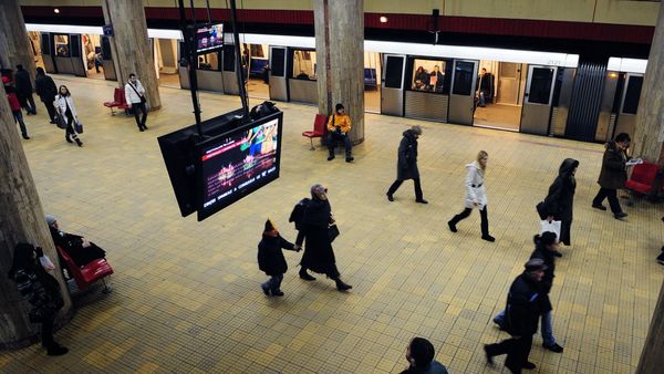 Cine este bărbatul care a căzut în fața metroului în stația Unirii. Ce ipoteze iau în calcul anchetatorii